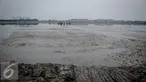 Suasana waduk yang kotor oleh sampah serta hitam dan tercium bau menyengat di Waduk Pluit, Jakarta, Senin (3/10). Sampah tersebut berasal dari bekas permukiman warga yang pernah mendiami wilayah tersebut. (Liputan6.com/Faizal Fanani)