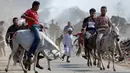 Para peserta memacu keledainya saat ambil bagian dalam lomba balap keledai di desa Al-Baragel, luar Kairo, Jumat (28/9). Sebanyak 35 keledai berpartisipasi dalam kompetisi tahunan yang berhadiah 5000 EGP atau sekitar 4 juta rupiah. (AP/Amr Nabil)