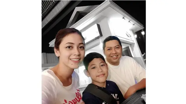 Kini ia sudah menikah dengan pria bernama Adri Setiaji. Keduanya juga telah dikaruniai seorang anak laki-laki yang tampan.