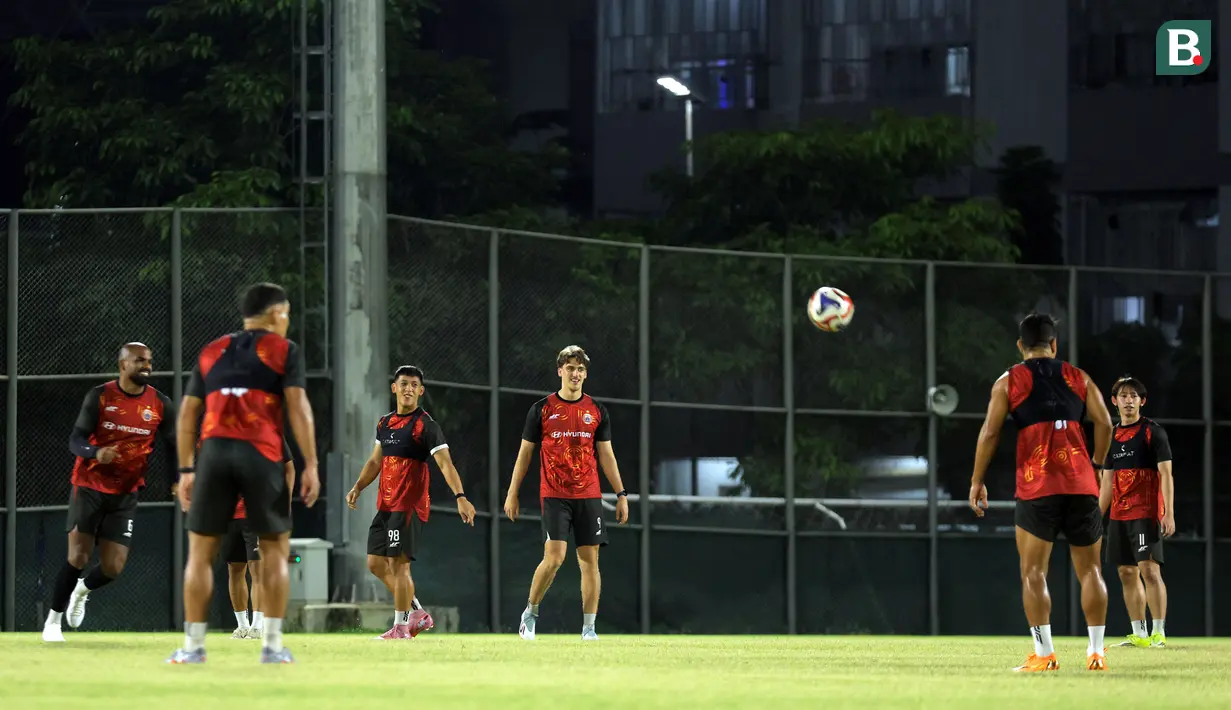 Mauro Zijlstra bersama para pemain Persija berlatih menjelang laga lanjutan BRI Super League 2025/2026 melawan PSM Makassar di lapangan latih Jakarta International Stadium, Jakarta, Kamis (19/02/2026). (Bola.com/Bagaskara Lazuardi)