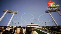 Masyarakat Jepang saat menyaksikan pembukaan Olimpiade 1964 di Tokyo. (The Huffington Post)