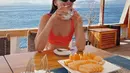 Tidak berhenti sampai di situ saja, kamu juga bisa menemukan potret Alyssa saat menikmati sarapan sehat dan segelas kopi di atas kapal tersebut. (instagram.com/alyssadaguise)