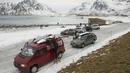 Para peselancar mempersiapkan peralatan saat tiba di kawasan pantai  Flackstad, dekat Ramberg, kepulauan Lofoten, Arctic Circle, (10/3/2016). suhu laut berkisar 5-65-6 ∞C sedangkan suhu udara   0∞C.  (AFP/Olivier Morin)