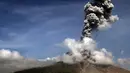 Aktivitas Gunung Sinabung yang kembali memuntahkan asap dan abu vukanik pada tanggal 15 Januari 2018. Gunung yang kembali aktif tahun 2010 untuk pertama kalinya dalam 400 tahun, meletus kembali pada tahun pada 2013. (AFP Photo/Lana Priatna)