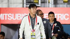 Pelatih Timnas Indonesia, Shin Tae-yong&nbsp;memasuki lapangan pada laga Grup B Piala AFF 2024 melawan Filipina yang berlangsung di Stadion Manahan, Solo, Jawa Tengah, Sabtu (21/12/2024). (Bola.com/Abdul Aziz)