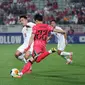 Pemain Korea U-23, Lee Tae-seok (kanan) menendang bola yang berusaha diblok pemain Timnas Indonesia U-23, Witan Sulaeman pada laga perempatfinal Piala Asia U-23 2024 di Abdullah bin Khalifa Stadium, Doha, Qatar, Jumat (26/4/2024) dini hari WIB. (Dok. PSSI)
