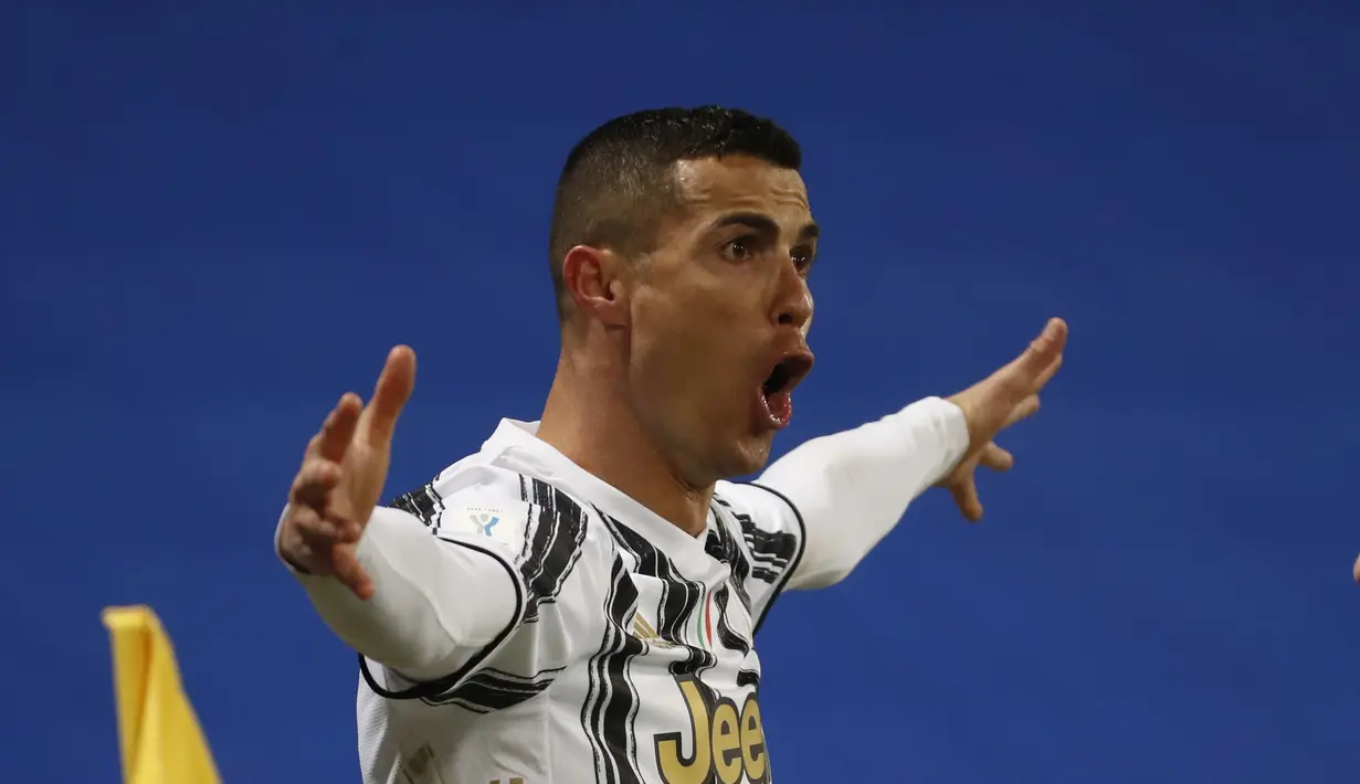 Penyerang Juventus, Cristiano Ronaldo berselebrasi usai mencetak gol ke gawang Napoli pada laga final Piala Super Italia di Stadion Mapei, Sassuolo, Kamis (21/1/2021). Dua gol kemenangan klub raksasa Liga Italia itu, dilesakkan Cristiano Ronaldo dan Alvaro Morata. (AP Photo / Antonio Calanni)