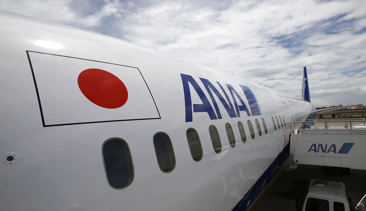 Bagian samping pesawat Boeing 787-9 Dreamliner sesaat sebelum melakukan penerbangan perdana di Bandara Haneda, Tokyo, Jepang, (4/8/2014). (REUTERS/Yuya Shino)