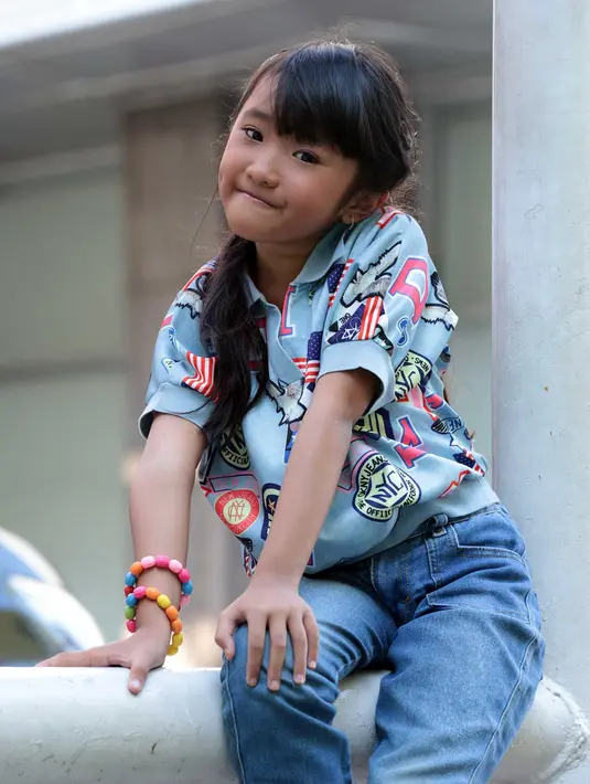 Ditemui tim Bintang.com di Studio 1 Indosiar, Karin yang didampingi ibunya bercerita soal awal pertama kali mencintai seni melawak dengan cara seperti ini. Semula ia melihat aksi para komika sebelumnya. (Deki Prayoga/Bintang.com)