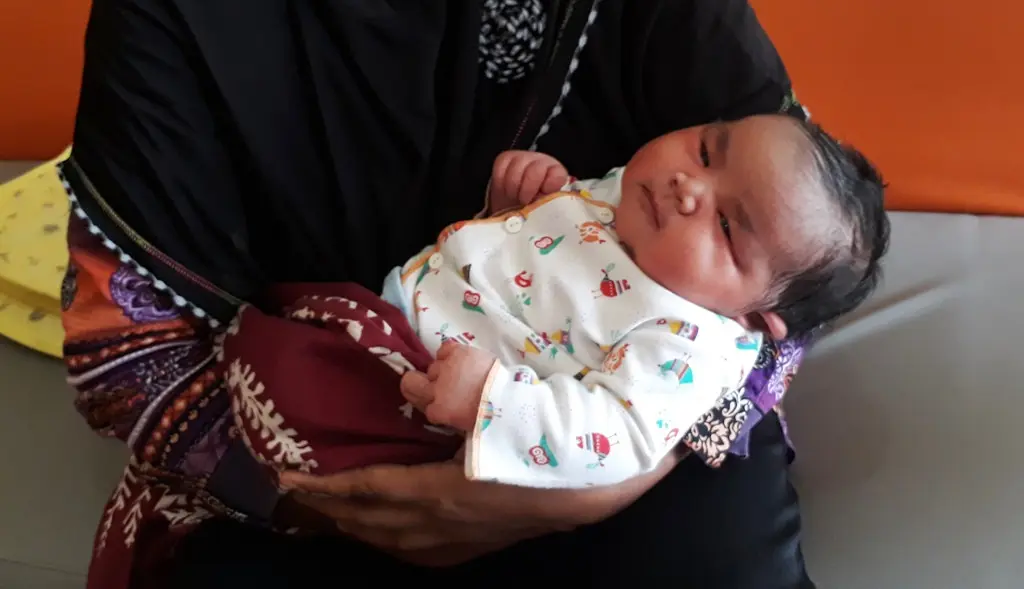 Bayi raksasa berjenis kelamin perempuan dilahirkan dengan bobot 5,8 kilogram dilahirkan dengan operasi sesar. (Foto: /Muhamad Ridlo)