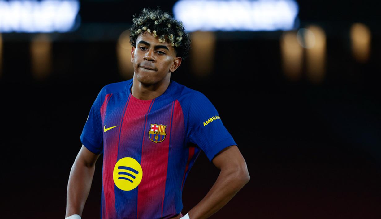 Pemain Barcelona, Lamine Yamal, tampak kecewa setelah laga melawan Atletico Madrid pada leg kedua Copa del Rey 2025/2026 di Stadion Camp Nou, Rabu (04/03/2026). (AP Photo/Joan Monfort)