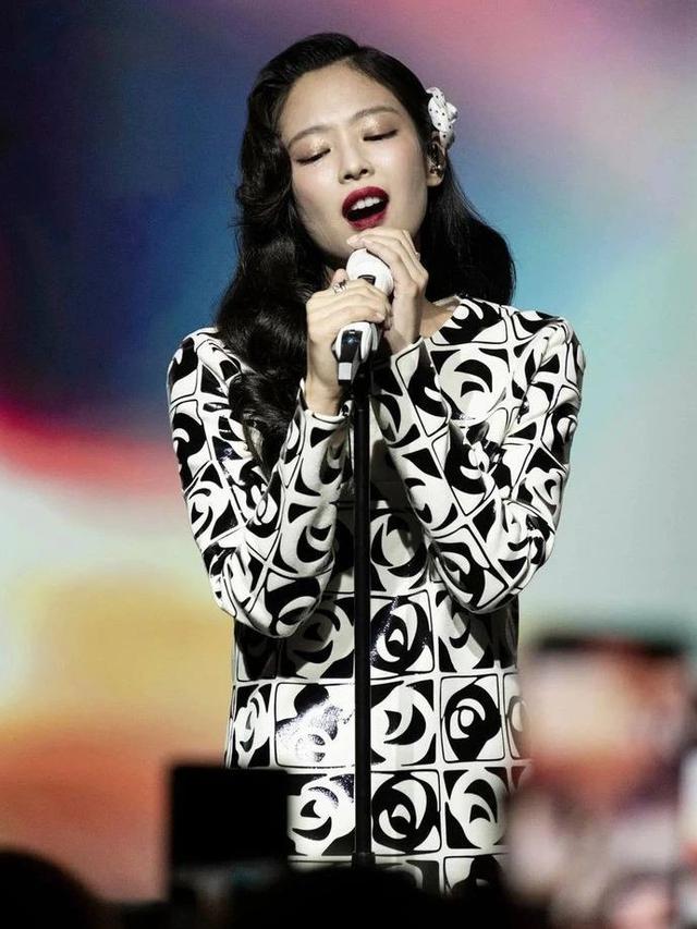 Adu Gaya Duo Human Chanel Park Seo Joon dan Jennie BLACKPINK yang Terlihat Lebih Akrab