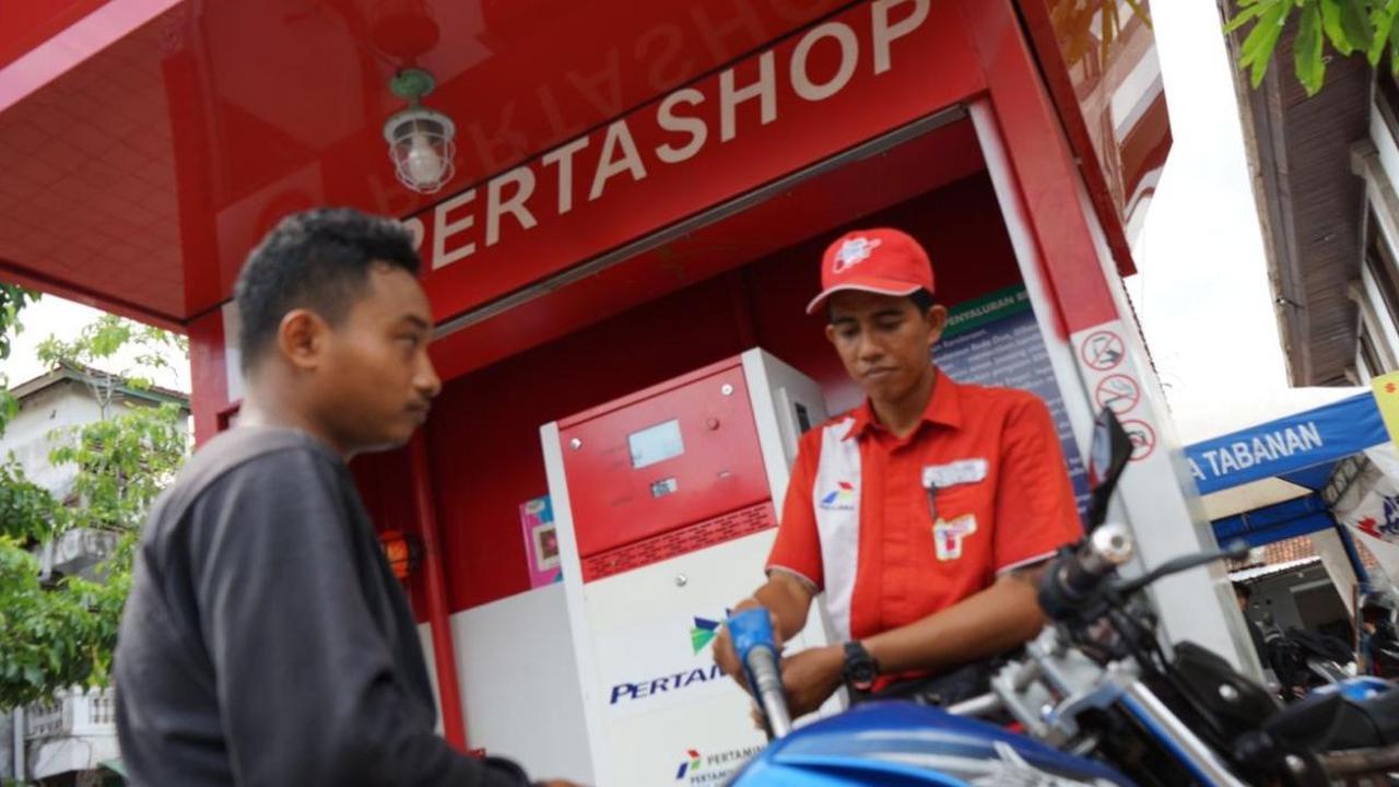 PT Pertamina (Persero) tengah mengkaji penjualan produk selain bahan bakar minyak (BBM) di Pertashop.