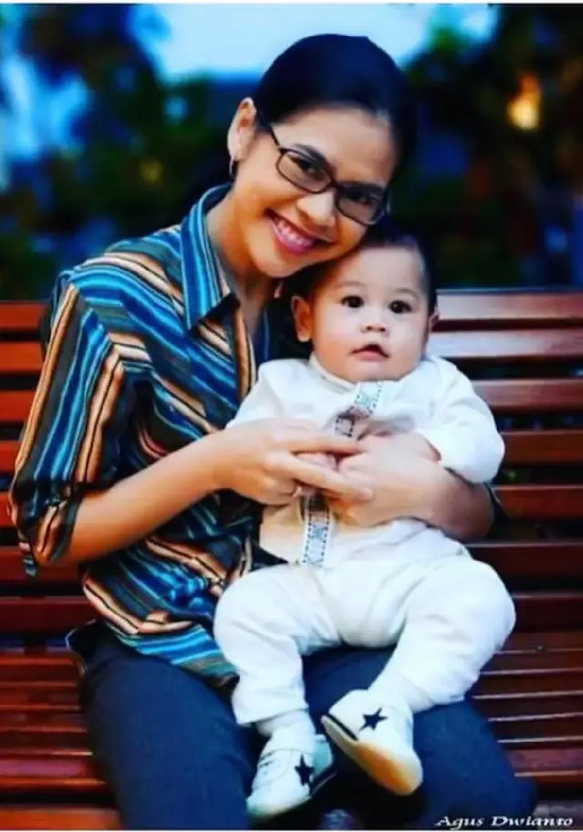 6 Potret Kenangan Gisca Putri Anak Dewi Yull dan Buah Hatinya, Meninggal di Usia 28 Tahun