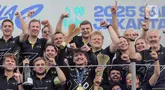 Pembalap dari tim CUPRA KIRO, Dan Ticktum bersama kru balapnya merayakan gelar juara seri ke-12 Formula E World Championship 2025 di Jakarta International E-Prix Circuit (JIEC), Ancol, Jakarta, Sabtu (21/6/2025). (Liputan6.com/Herman Zakharia)