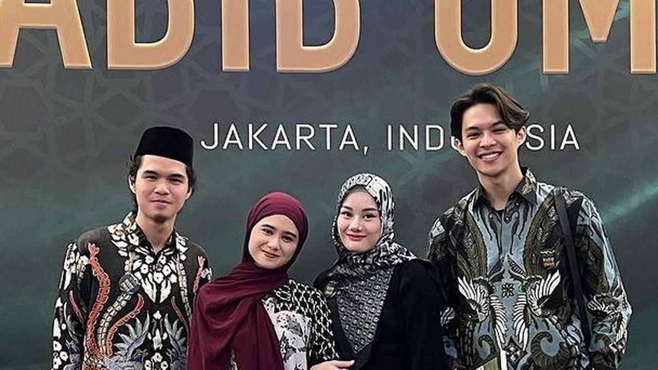 Pasangan yang dijuluki sebagai Couple Goals, Dinda Hauw dan Rey Mbayang juga terlihat hadir bersama. Keduanya mengenakan busana berwarna hitam senada dengan aksen yang berbeda.