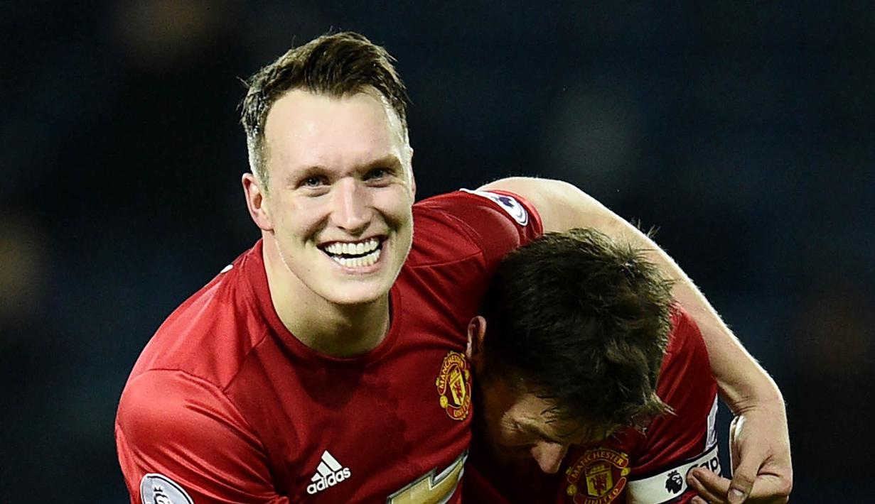 3. Phil Jones – Bek timnas Inggris ini memiliki serangkaian cedera yang membatasi penampilan dan waktu permainannya. Tapi sekarang dia kembali ke tim utama dan bermain secara reguler untuk Setan Merah. (AFP/Oli Scarff)