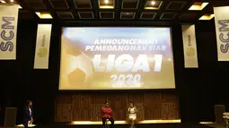 Direktur Program SCM, Harsiwi Achmad, dan Direktur PT LIB, Cucu Sumantri, saat konfrensi pers hak siar Liga 1 2020 di SCTV Tower, Senayan, Jakarta, Rabu (12/2). Emtek kembali pegang hak siar Liga 1 2020.(Bola.com/Yoppy Renato)