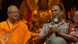Wakapolda Metro Jaya Jakarta Suntana saat memberikan ucapan perayaan Hari Trisuci Waisak di Wihara Ekayana Arama-Indonesia Buddhist Center, Tanjung Duren, Jakarta, Kamis (11/5). (Liputan6.com/Gempur M Surya)
