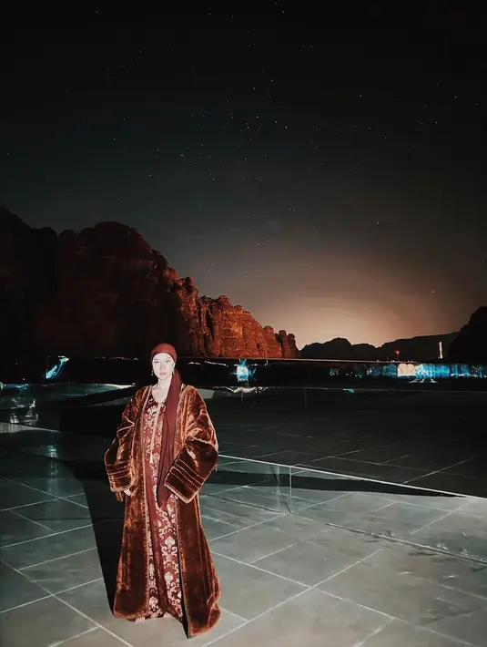 BCL berpose di malam hari. Ia mengenakan outfit serba cokelat. Kali ini penampilannya disempurnakan dengan gaya penutup kepala turban dan sebuah coat bulu berwarna cokelat yang tebal. [Foto: Instagram/itsmebcl]