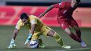 Jose Paolo Guerrero berusaha mengganggu kiper Bolivia, Romel Quinonez. (AFP PHOTO/YURI CORTEZ)