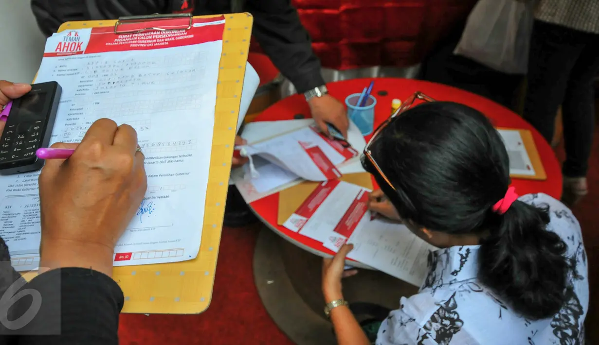 Relawan TemanAhok memeriksa data KTP dukungan warga Jakarta kepada bakal calon Gubernur DKI Basuki Tjahaja 'Ahok' Purnama di Sekretariat Teman Ahok, Jakarta, Minggu (19/6). TemanAhok berhasil mengumpulkan satu juta KTP. (Liputan6.com/Yoppy Renato)