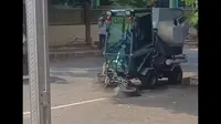 Mobil penyapu jalan di Tuban