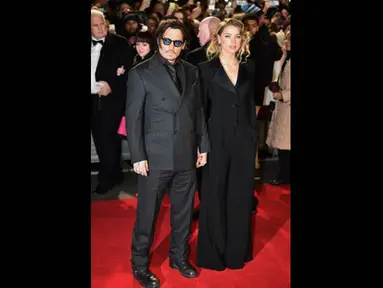 Aktor Hollywood Johnny Depp dan tunangannya, Amber Heard menghadiri premier film 'Mortdecai' di London, Senin (19/1/2015) waktu setempat. (AFP PHOTO/Leon NEAL)