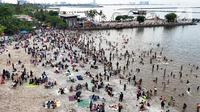 Foto udara memperlihatkan suasana Pantai Ancol Taman Impian, Jakarta, Selasa (1/4/2025) saat libur hari kedua perayaan Idul Fitri 1446 Hijriah. (Liputan6.com/Herman Zakharia)
