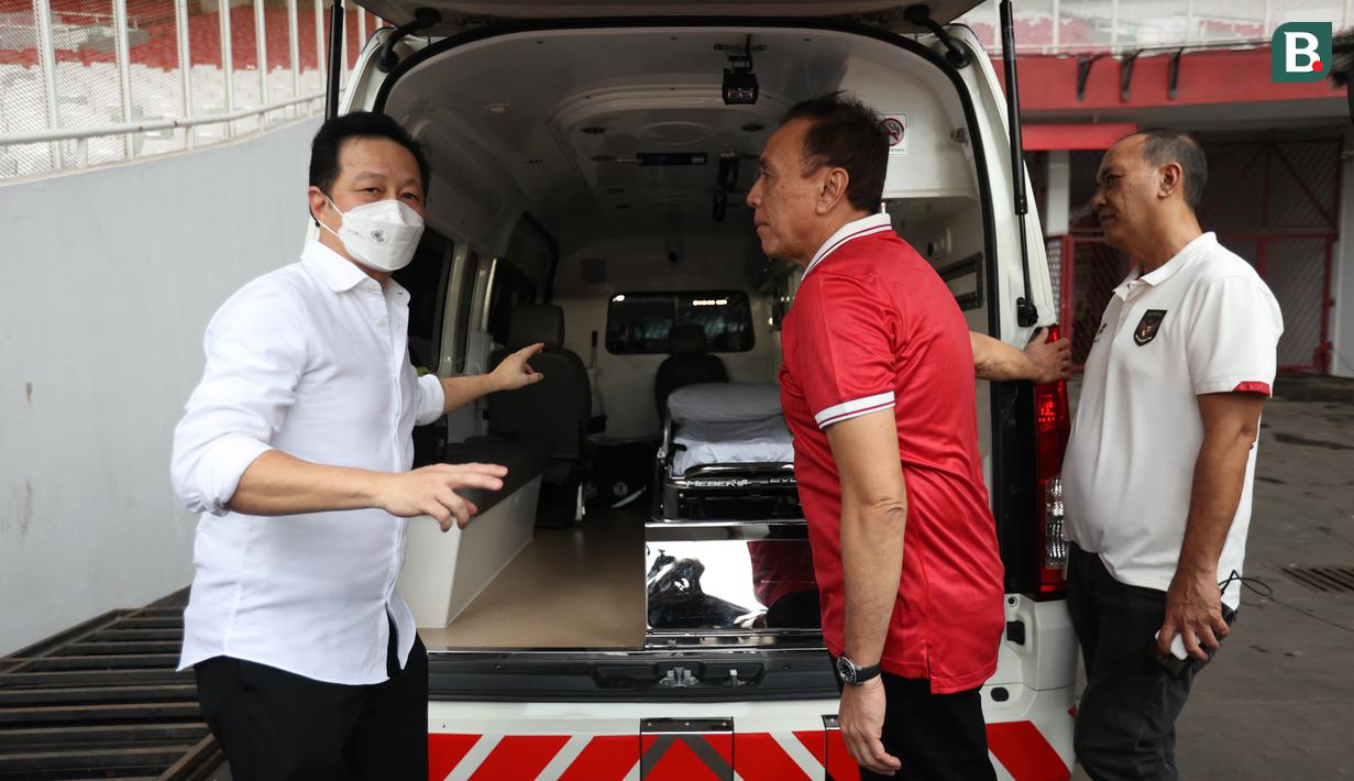 <p>Ketua PSSI, Mochamad Iriawan (kanan) dan Head of Infrastructure Safety and Security PSSI, Adi Nugroho meninjau kesiapan Stadion Utama Gelora Bung Karno (SUGBK) menjelang laga perdana Timnas Indonesia melawan Timnas Kamboja pada perhelatan Piala AFF 2022, Kamis (22/12/2022). (Bola.com/Bagaskara Lazuardi)</p>