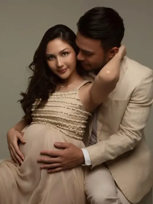 Jessica Mila tampil dengan penuh pesona keibuan di maternity shoot dengan busana bernuansa nude [@jscmila]