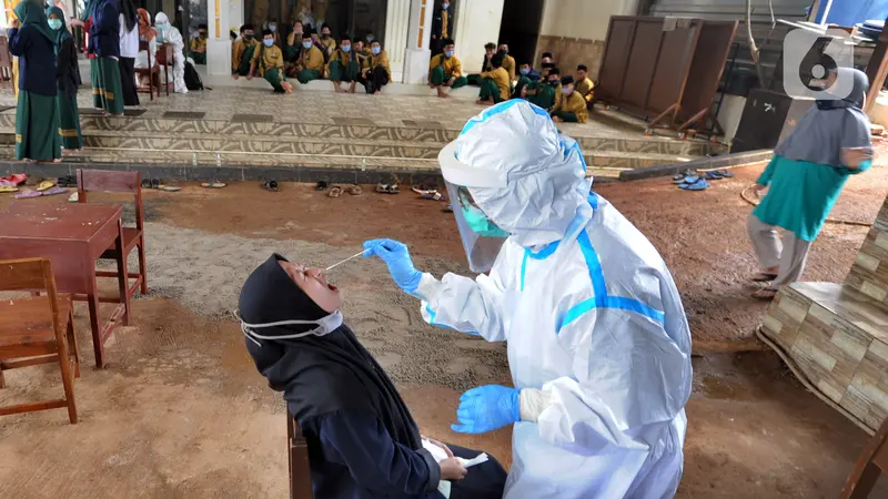 FOTO: Cegah Penyebaran COVID-19, Puluhan Santri di Depok Jalani Swab Test Massal