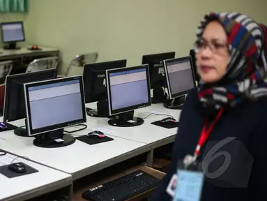 Persiapan ujian nasional (UN) 2015 berbasis komputer di SMA Negri 70, Jakarta, Senin (13/4/2015). Sebanyak 585 dari 70 ribu sekolah menjadi percontohan untuk menjalankan ujian nasional berbasis komputer di seluruh Indonesia.  (Liputan6.com/Faizal Fanani)
