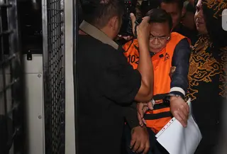 Bupati Pati, Sudewo dikawal petugas sesaat memasuki ke dalam mobil tahanan usai menjalani pemeriksaan intensif di Gedung Merah Putih Komisi Pemberantasan Korupsi (KPK), Jakarta, Selasa (20/1/2026). (Liputan6.com/Helmi Fithriansyah)