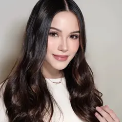 Riasan ini terasa effortless namun tetap polished, cocok dijadikan inspirasi untuk tampil glowing saat Lebaran nanti. [@louisedaniellaa].