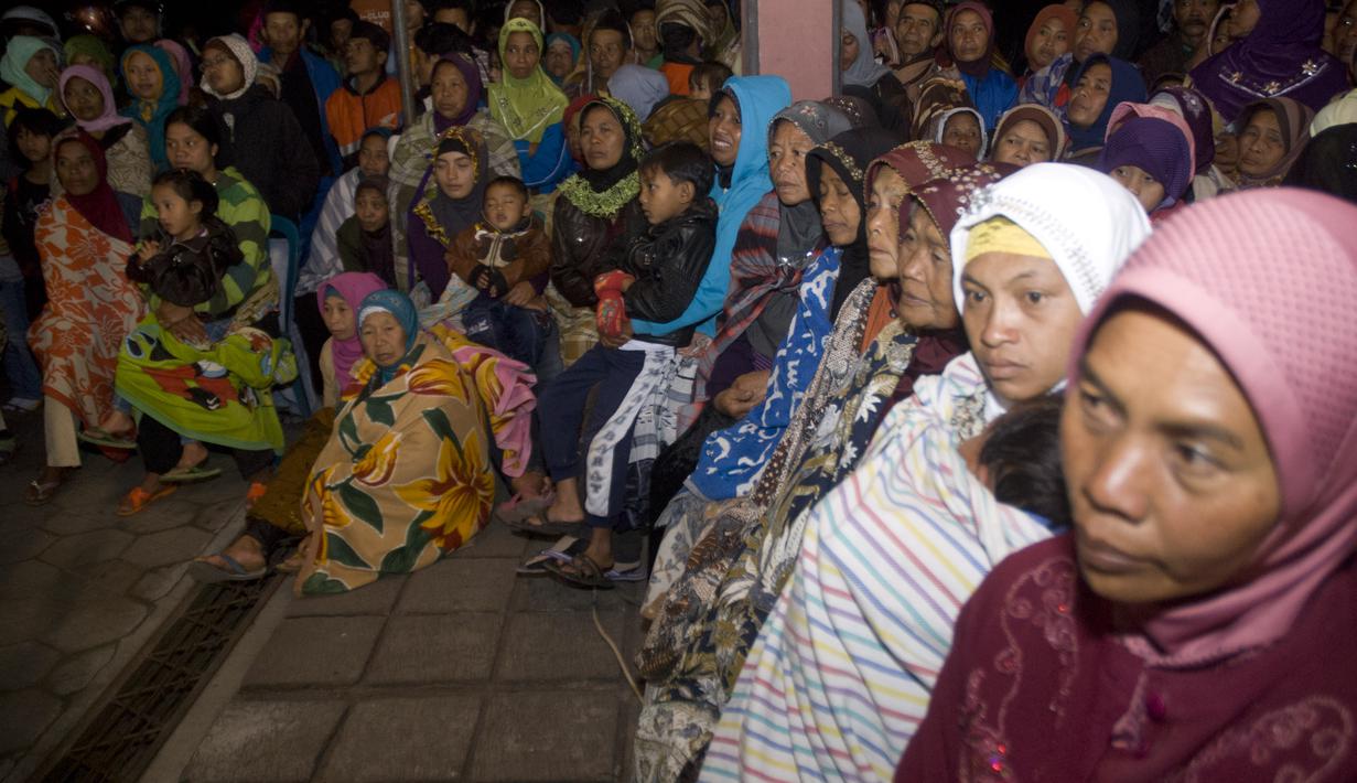 Warga menghadiri ritual tahunan "Sedekah Merapi" di lereng utara Gunung Merapi, Selo, Boyolali, Jateng, Jumat (24/10/2014). Ritual setiap 1 Muharam itu merupakan bentuk harapan warga akan kehidupan yang lebih baik pada masa depan (Antara Foto/Andika)