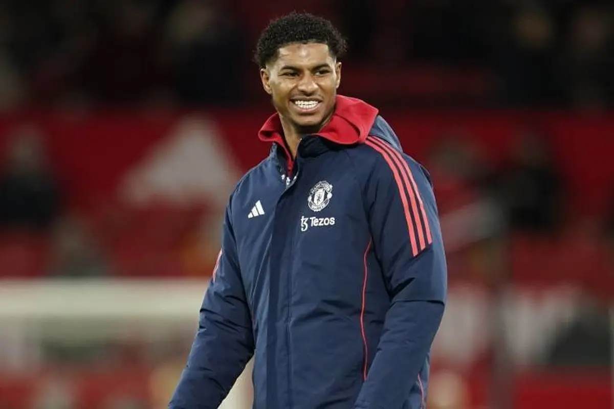 Marcus Rashford melakukan pemanasan menjelang laga Premier League antara Manchester United vs Newcastle, Selasa (31/12/2024) (c) AP Photo/Dave Thompson