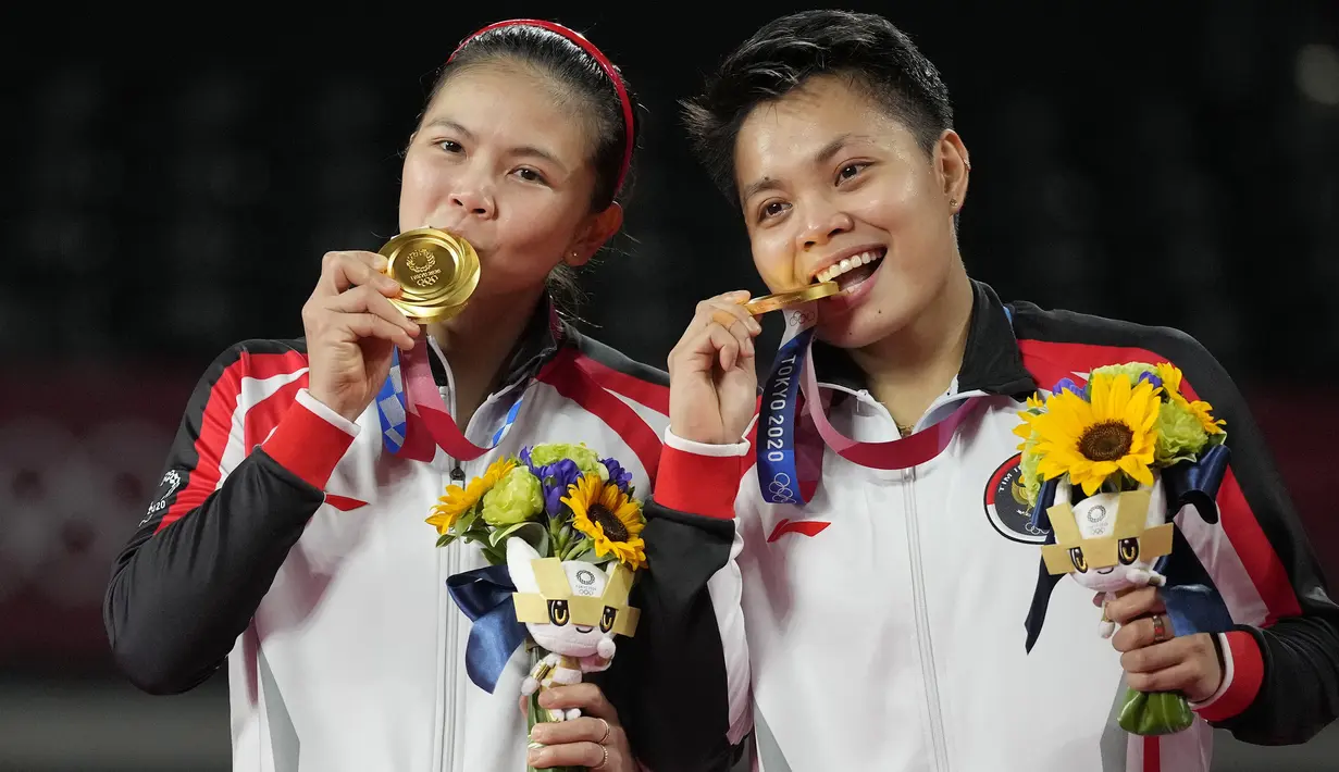 Pasangan Indonesia, Greysia Polii dan Apriyani Rahayu berhasil menyabet medali emas Olimpiade Tokyo 2020 setelah tumbangkan Chen Qing Chen dan Jia Yi Fan wakil dari China. Mereka berhasil menang dua gim langsung. (Foto: AP/Dita Alangkara)
