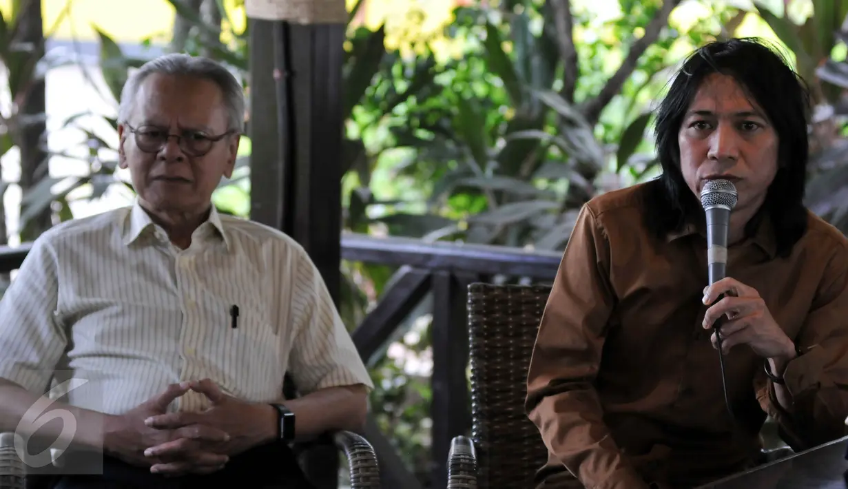 Erry Riyana dan Abdee Negara (kanan) yang tergabung dalam Koalisi Masyarakat Bersihkan DPR  memberi keterangan pers di Jakarta, Jumat (4/12). Koalisi itu mendukung diusutnya kasus "Papa Minta Saham" yang dilakukan Setya Novanto. (Liputan6.com/Johan Tallo)