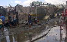 Warga jarah oli di gudang yang terbakar