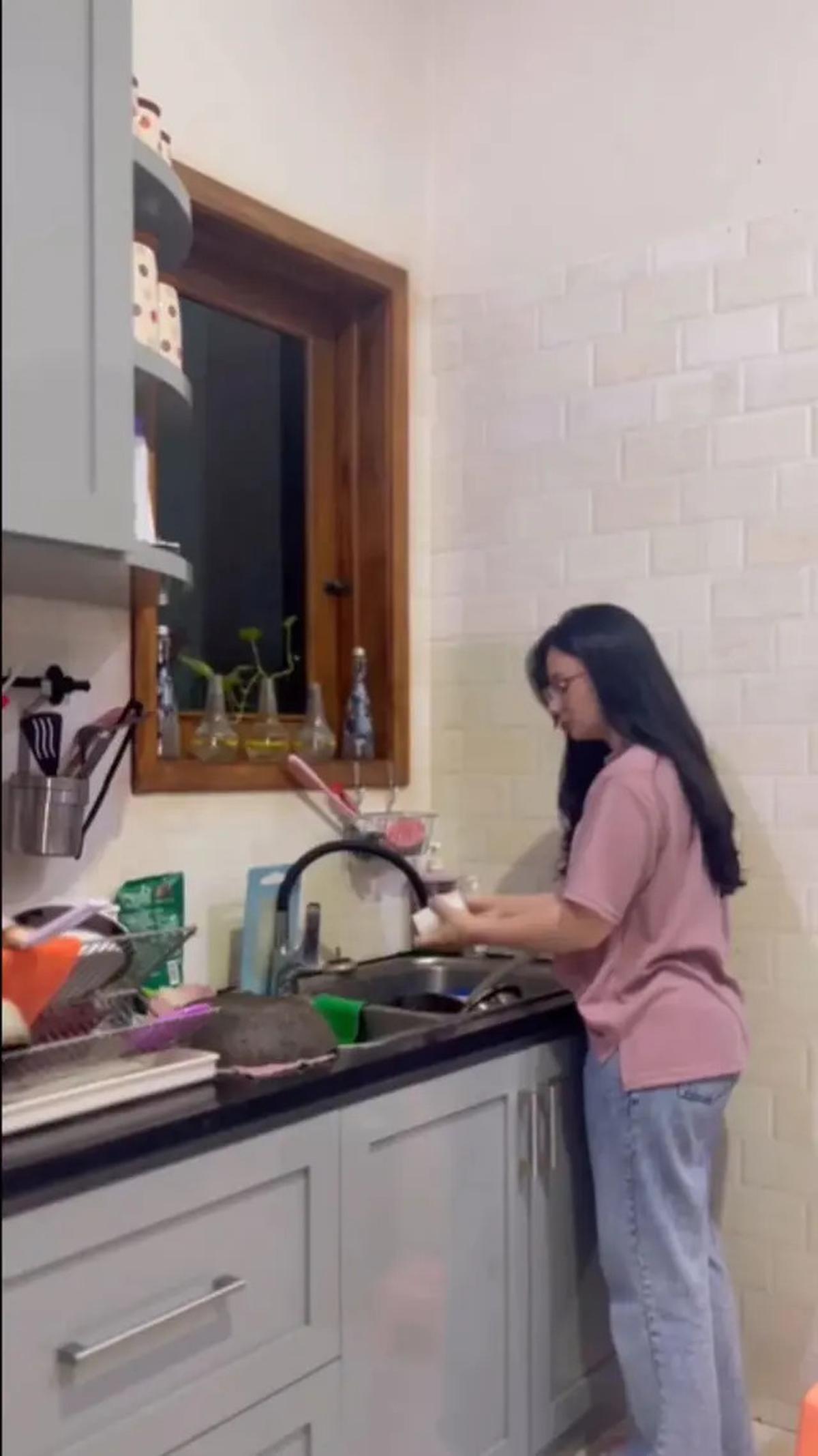 Desain Dapur Asmirandah, Tunjukkan Sisi Sederhana yang Elegan