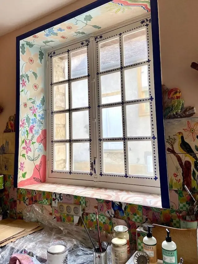 seniman lukis isi rumah