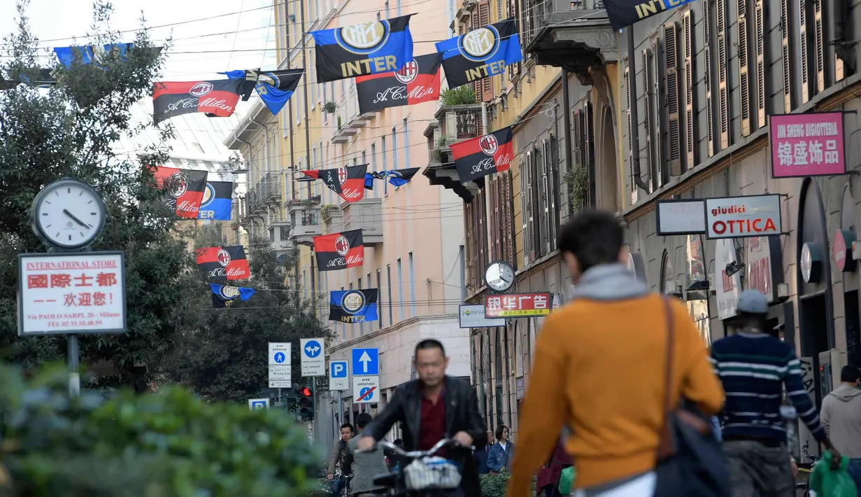 Suasana jalanan di Paolo Sarpi, sebuah lingkungan China di Milan, Italia (13/10). Sunning grup adalah pemilik dari klub Inter Milan dan AC Milan dimiliki oleh Sport Investment Lux Group. (AFP Photo/Miguel Medina)