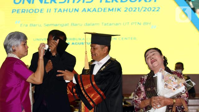 Momen Haru Saat Orangtua Wakili Wisuda Brigadir J