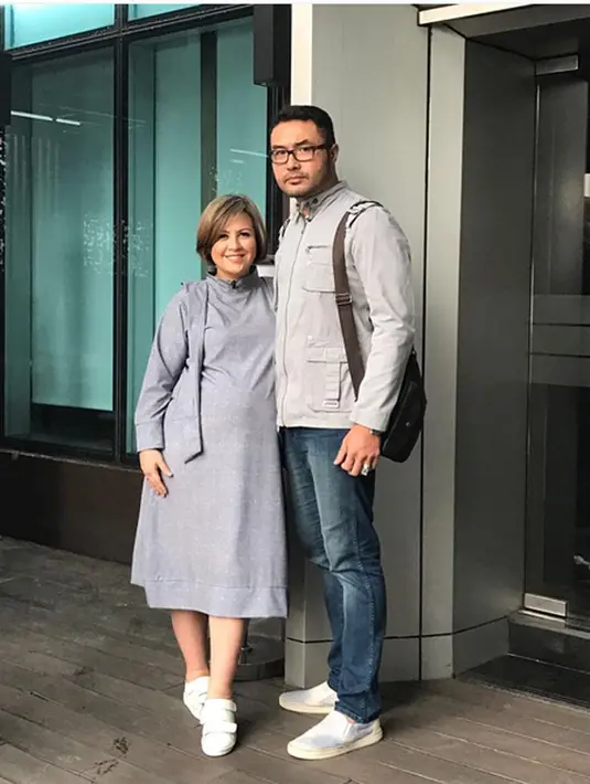 "Itu yang membuat saya suka. Dari situ ngobrol, tukeran nomor telepon," ungkap mantan personel boyband Cool Colors. (Instagram/cynthia_lamusu)