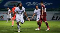 Ekspresi striker Arema FC, Carlos Fortes saat mencetak gol ke gawang Borneo FC, Jumat (10/12/2021). (Bola.com/Bagaskara Lazuardi)