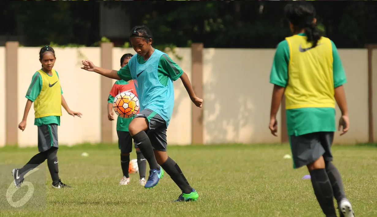Pemain Timnas Putri Indonesia U-15 berlatih penguasaan bola di Lapangan GOR Sunter, Jakarta, Kamis (4/5). Latihan ini persiapan mengikuti ajang Piala AFF U-15 putri 2017 yang digelar di Laos, 7-20 Mei mendatang. (Liputan6.com/Helmi Fithriansyah)
