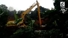 Ilham Muharam menjadi saksi korban selamat saat tanah longsor di Cijeruk, Maseng, Bogor.

Saat kejadian cuaca masih hujan, terdengar suara gemuruh dari atas dan terlihat tembok rumah pada retak. Bongkahan bangunan meninmpa kaki dan muka Ilham. (sab...