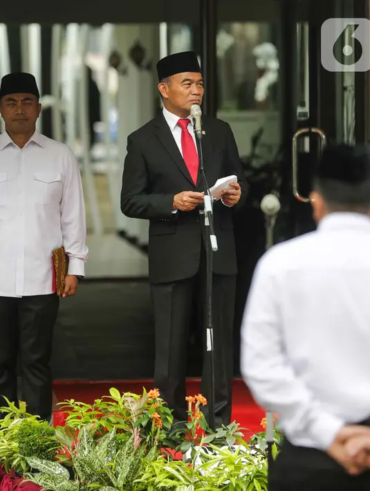 Menko PMK Muhadjir Effendy menyampaikan pidato saat upacara peringatan Sumpah Pemuda di kantor Kemenko PMK, Jakarta, Senin (28/10/2019). Dalam upacara ini, Muhadjir juga memberikan anugerah tanda kehormatan Bintang Satyalancana Karya Satya kepada sejumlah PNS. (Liputan6.com/Faizal Fanani)