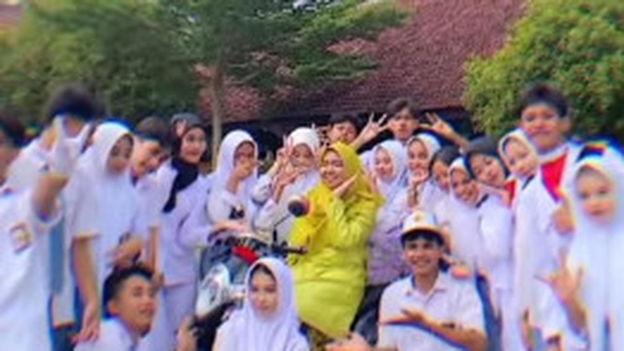 Momen Para Murid SMA Hadiahi Gurunya Motor Baru Disorot